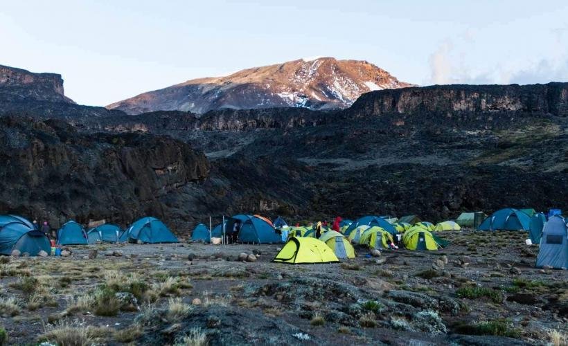 Vi bor i tält under vår vandring mot Kilimanjaro