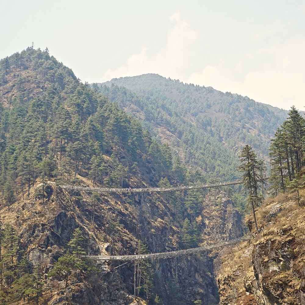 Två hängbroar i magisk natur på vägen mot Everest Base Camp