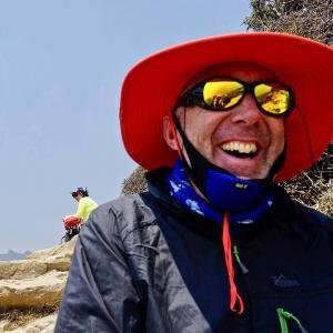 De miljöer som syns på vägen mot Everest Base Camp kan man inte annat än le åt