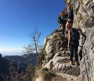 Klättrar uppåt i Cinque Terre