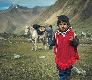 Vi får umgås med den lokala befolkningen på vår resa till Inkaleden