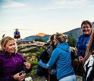 Gruppen hälsar farväl efter att ha bestigit Kebnekaise tillsammans med Swett