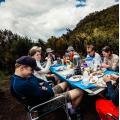 Mat utomhus efter dagens vandring mot Kilimanjaro