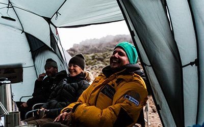 Guide i tält vid Kilimanjaro Efter en lång dags vandring mot Kilimanjaro är det skönt att sätta sig i tältet, äta god mat och umgås