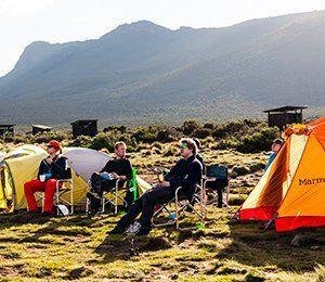 Det är härligt att sitta i naturen i Tanzania på vägen mot Kilimanjaro