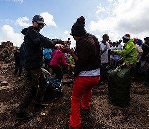 Det blir en stark avskedsceremoni efter att ha vandrat till toppen av Kilimanjaro