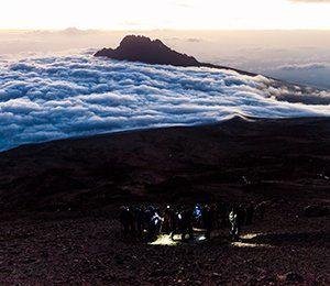 Hög höjd på Kilimanjaro Kilimanjaro är världens högsta ensamstående berg på 5895 meter över havet
