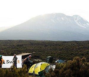Packar ihop innan vandringen mot Kilimanjaro Efter en god natts sömn är det dags att fortsätta vandra mot Kilimanjaro