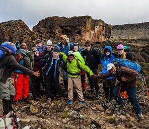 Redo för vandring mot Kilimanjaro I ett tätt samarbete med den lokala befolkningen vandrar vi mot Kilimanjaro