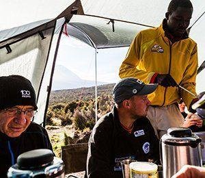 Energipåfyllning innan dagens vandring mot Kilimanjaro Vi ser till att ni får bra och energirik mat som tar er hela vägen till toppen av Kilimanjaro