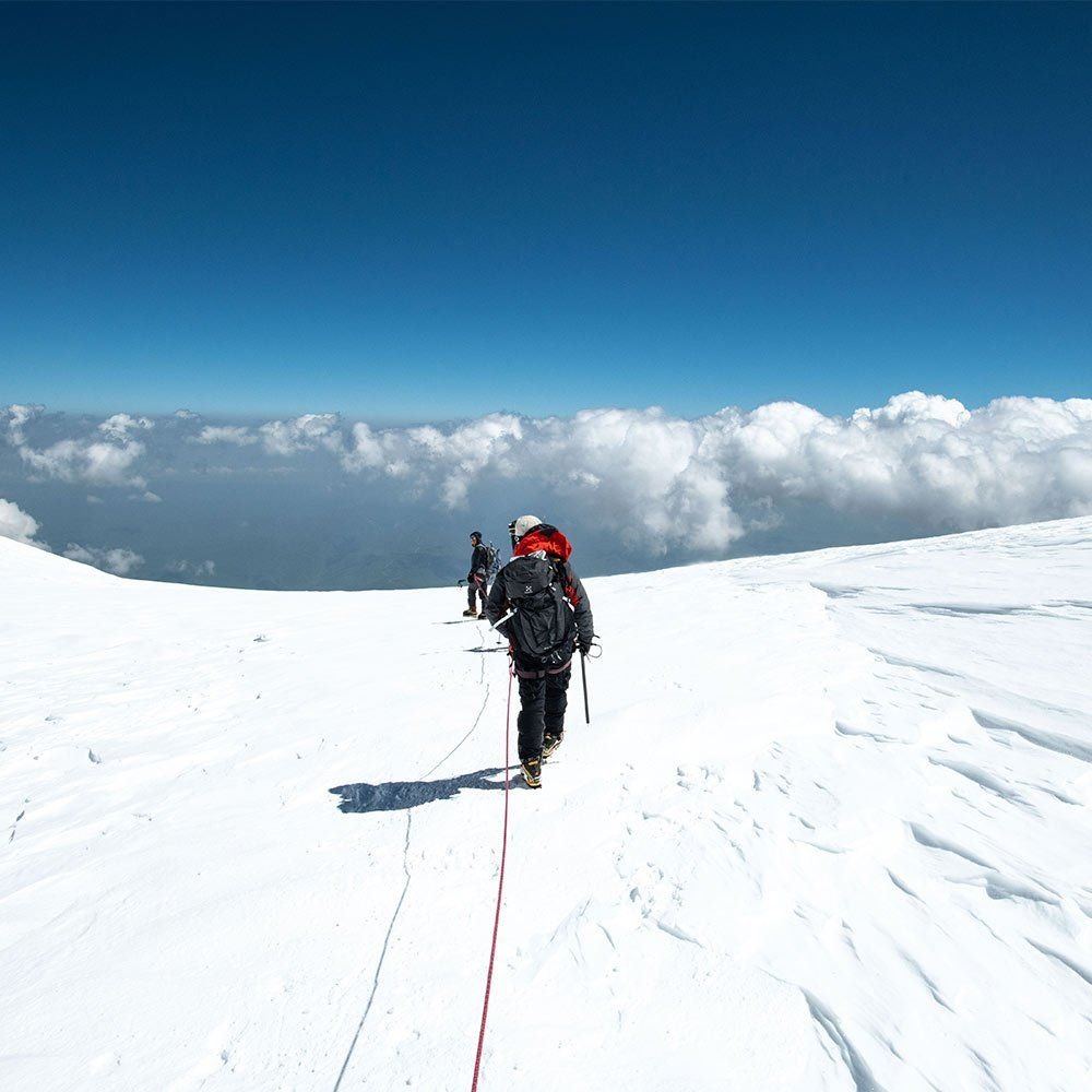 Vandringen ner från toppen av Elbrus börjar
