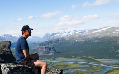 beundrar utsikten Sarek beundrar utsikten Sarek