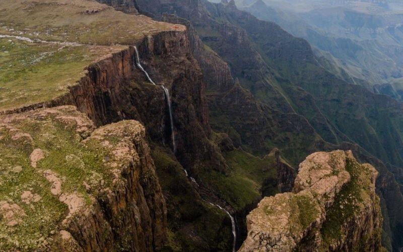 Sydafrika Dag 1 Äventyrlig vandring i Drakensbergen, Sydafrika – dramatiska klippor, Tugelafallen och safariäventyr i vildmarken.